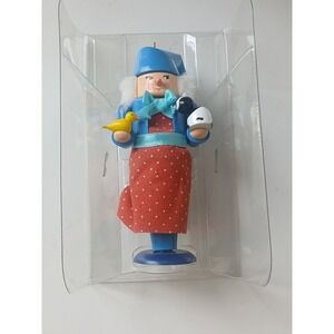 1992 Hallmark Keepsake Ornament Frieda The Animals Friend North Pole Nutcracker